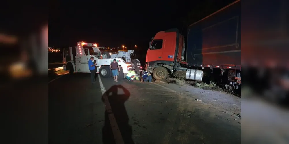 A pista está interditada para a remoção de um caminhão, que se envolveu em um acidente horas antes