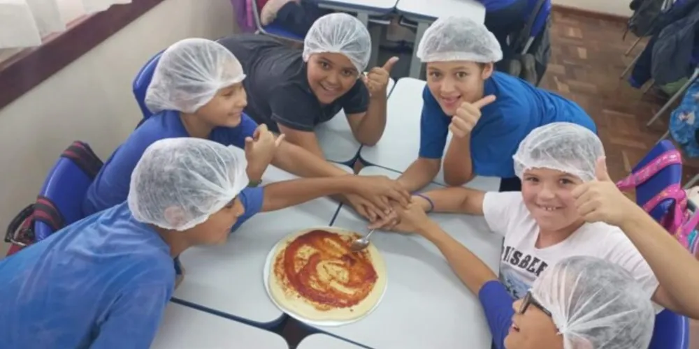 Trabalhando conceitos matemáticos, os alunos prepararam pizzas em sala de aula