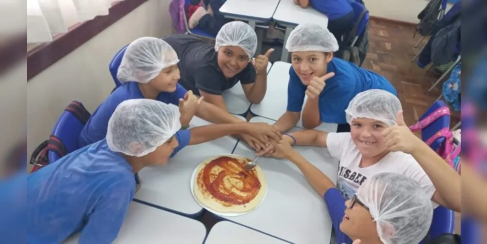 Trabalhando conceitos matemáticos, os alunos prepararam pizzas em sala de aula