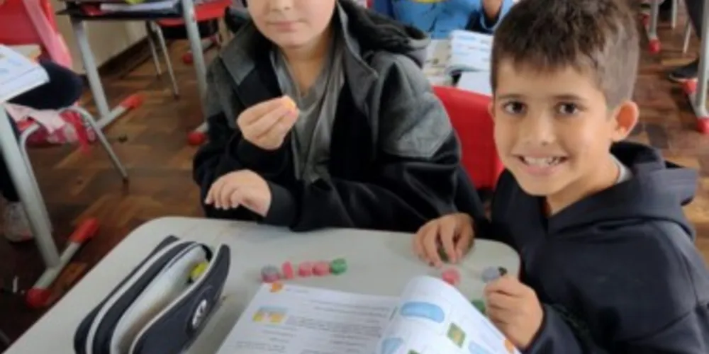 Os alunos elaboraram figuras  geométricas utilizando palitos de dente e balas de goma