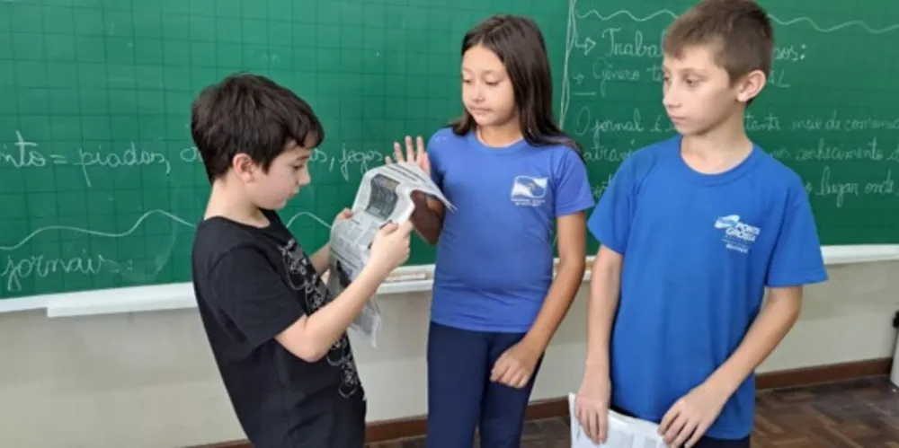 Os alunos manusearam os jornais e realizaram a leitura de entrevistas e matérias variadas