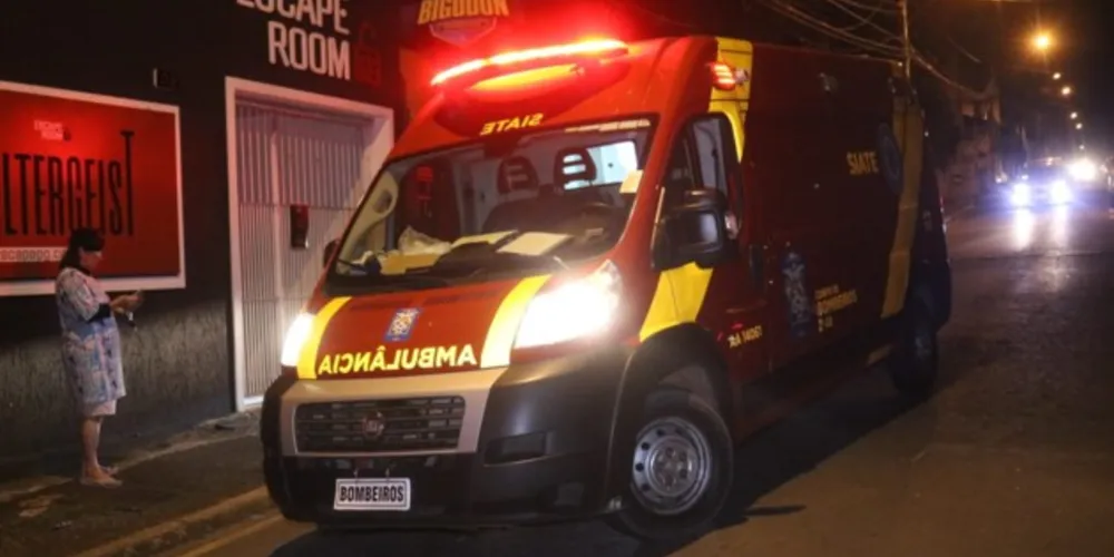 Condutor da moto sofreu escoriações e foi socorrido por equipes do Corpo de Bombeiros (Siate)