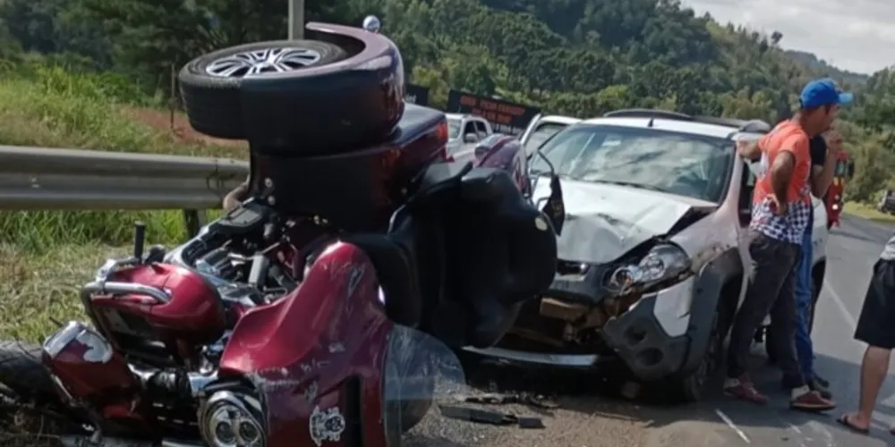 Acidente aconteceu no início da tarde deste domingo