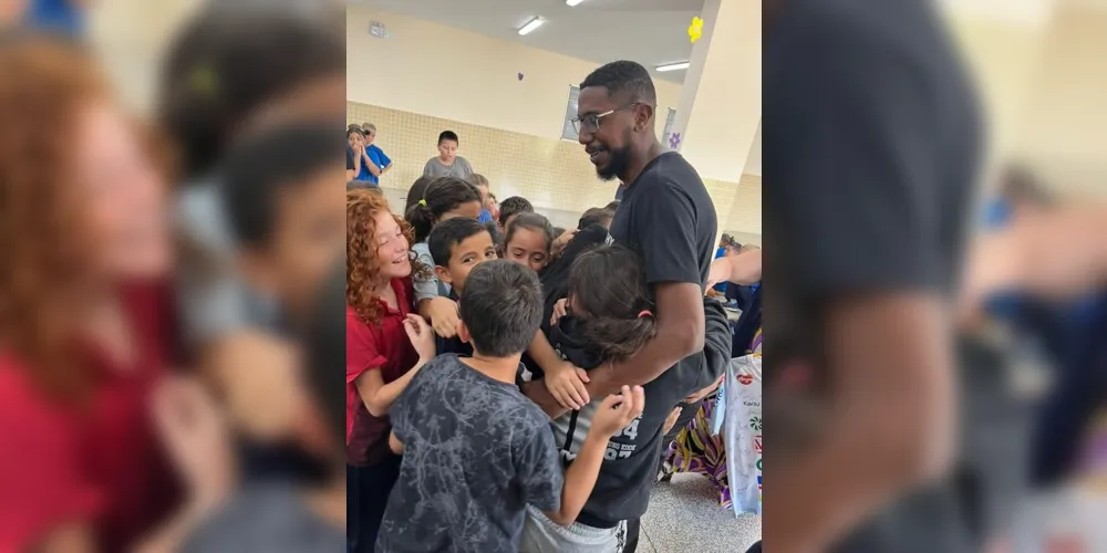 A visita do ex-jogador fez parte de um trabalho realizado na escola visando melhorar a autoestima das crianças