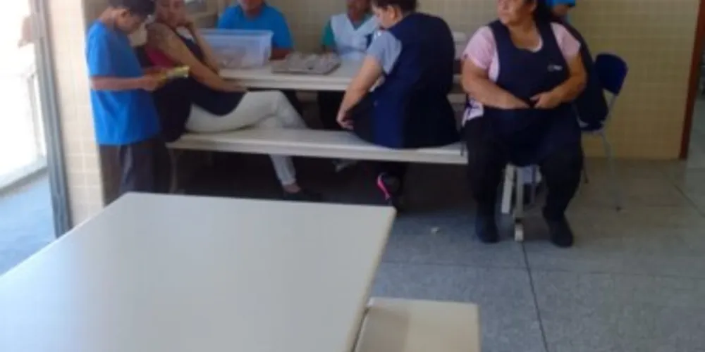 Os alunos realizam as leituras para os funcionários e outras turmas da escola duas vezes por semana