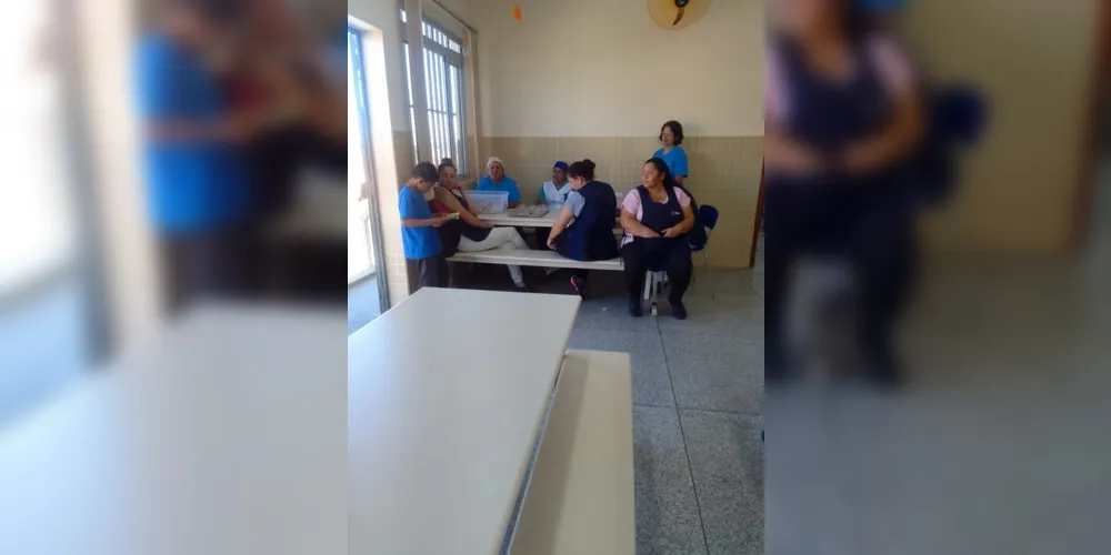 Os alunos realizam as leituras para os funcionários e outras turmas da escola duas vezes por semana