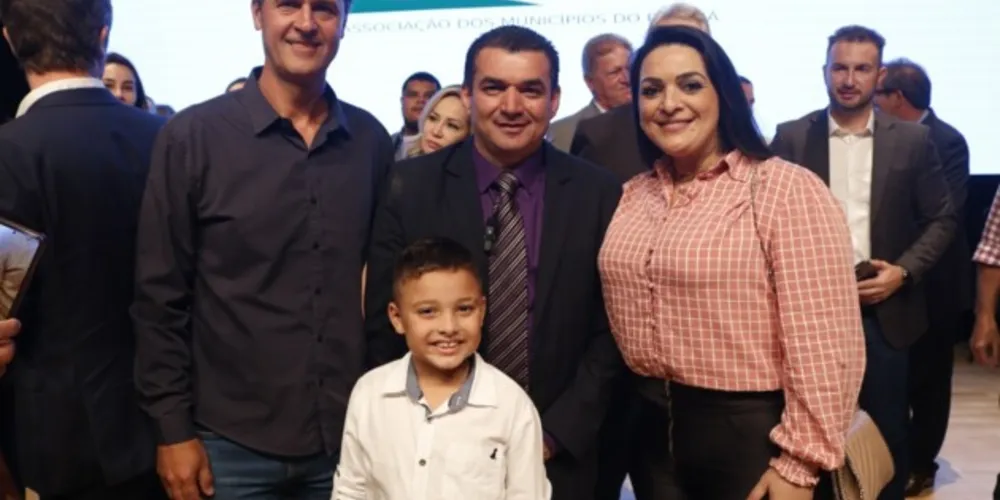 Prefeito de Palmeira, Sérgio Belich (União); Presidente da AMP, Edimar dos Santos; e prefeita de Carambeí, Elisangela Pedroso