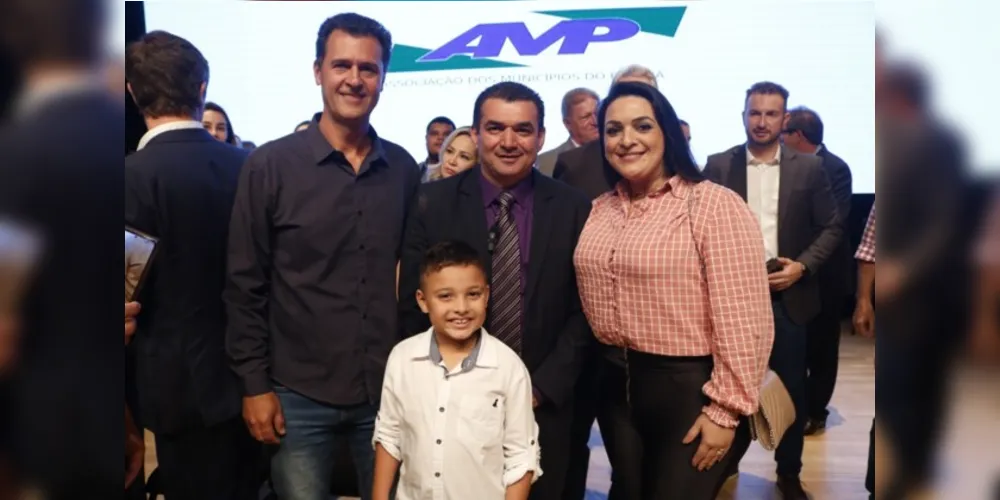 Prefeito de Palmeira, Sérgio Belich (União); Presidente da AMP, Edimar dos Santos; e prefeita de Carambeí, Elisangela Pedroso