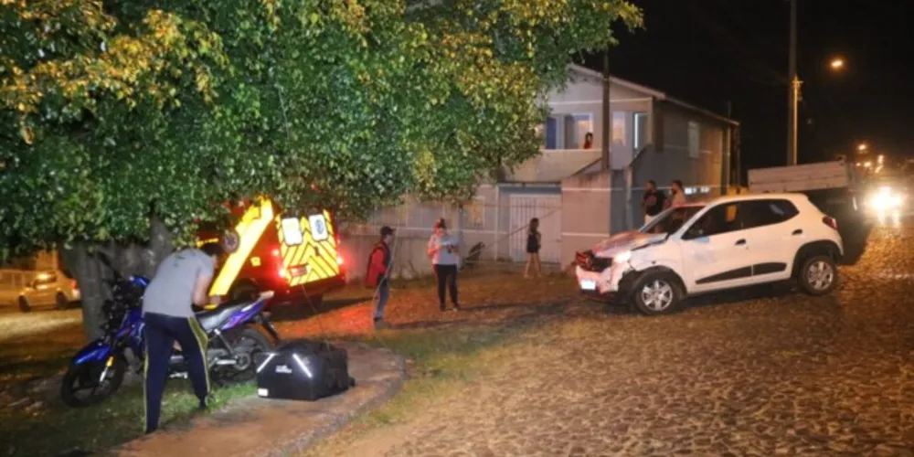 Moto teria atingido o Kwid, que vinha pela rua Jaboticabeira