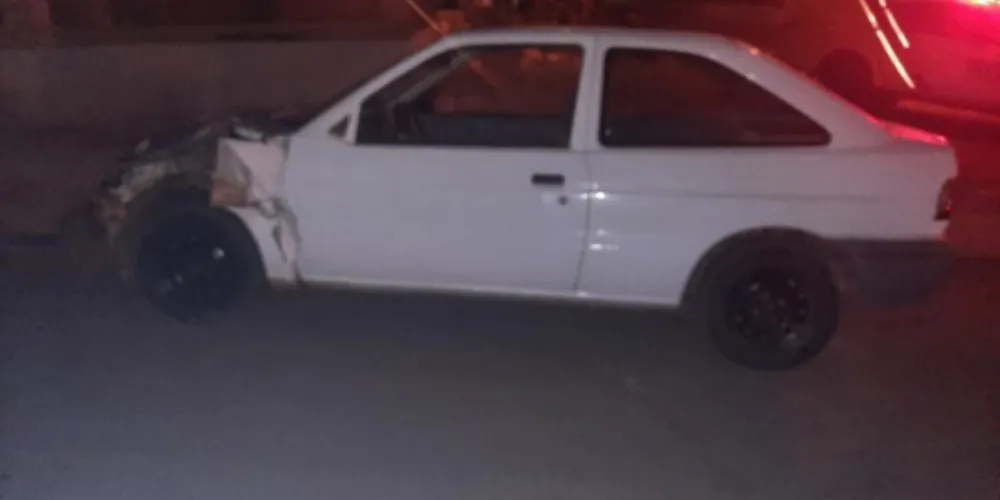 Escort ficou danificado na parte lateral dianteira