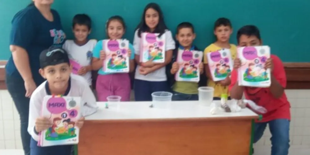 Propostas na apostila e utilização de materiais (como vistos na mesa), foram alguns dos elementos aplicados