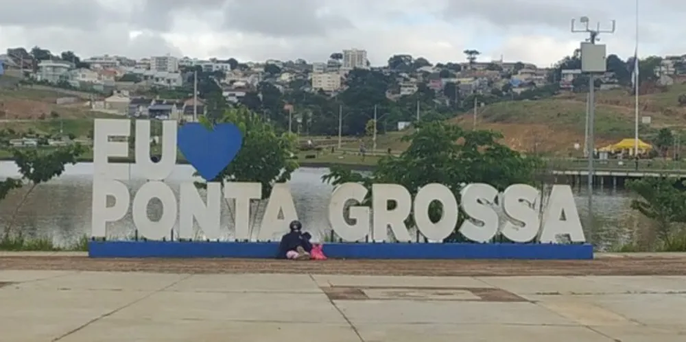 Boneco foi colocado sentado em frente ao letreiro da cidade