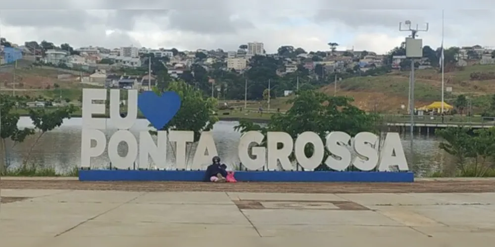 Boneco foi colocado sentado em frente ao letreiro da cidade