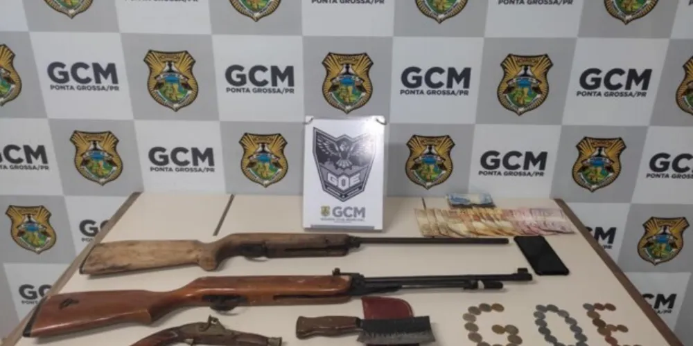 Além das armas, foi encontrado cerca de R$ 490 reais em dinheiro trocado, 26 unidades de substâncias análoga a crack