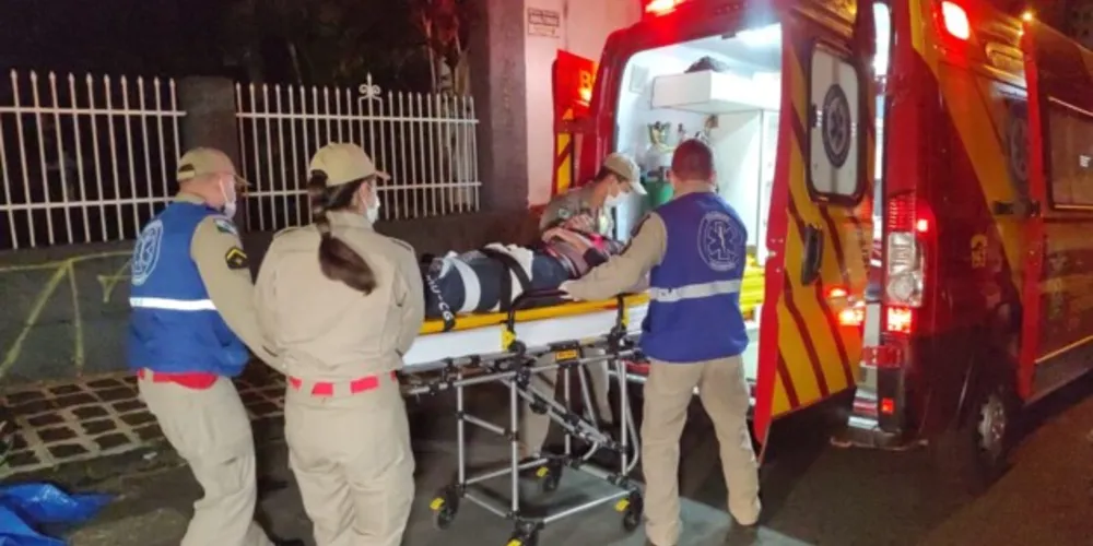 Um dos motociclistas foi encaminhado por equipes do Siate ao hospital