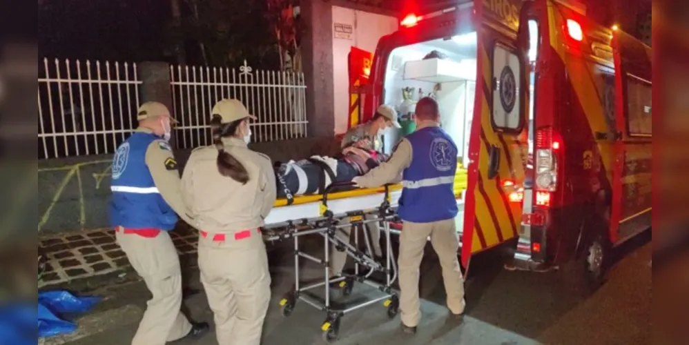 Um dos motociclistas foi encaminhado por equipes do Siate ao hospital