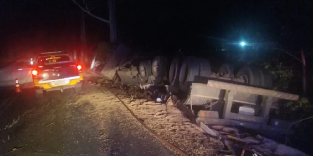 Mulher de 51 anos perdeu o controle do caminhão em uma curva