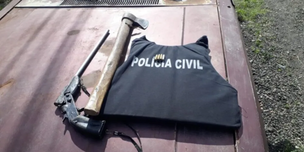 Policiais apreenderam a machadinha e uma espingarda artesanal
