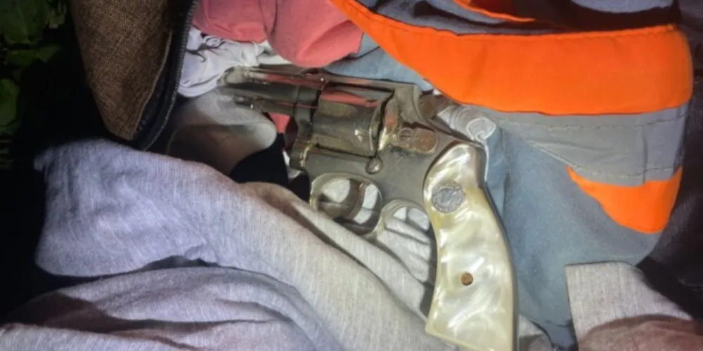 De acordo com os policiais, arma estava na mochila do rapaz