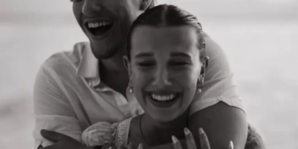 Em um post contendo texto com declaração de amor e uma foto em que os dois aparecem juntos, ela inclusive deixa à mostra o anel que ganhou