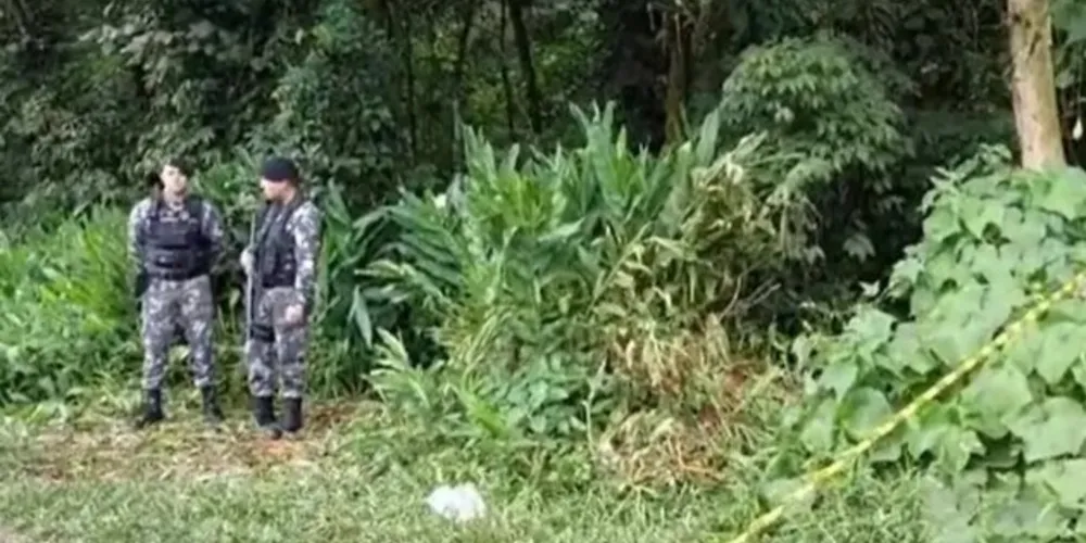 Segundo o tenente Cemin, da PM, o confronto aconteceu após pessoas que passavam pela rodovia visualizarem um suspeito com roupas sujas