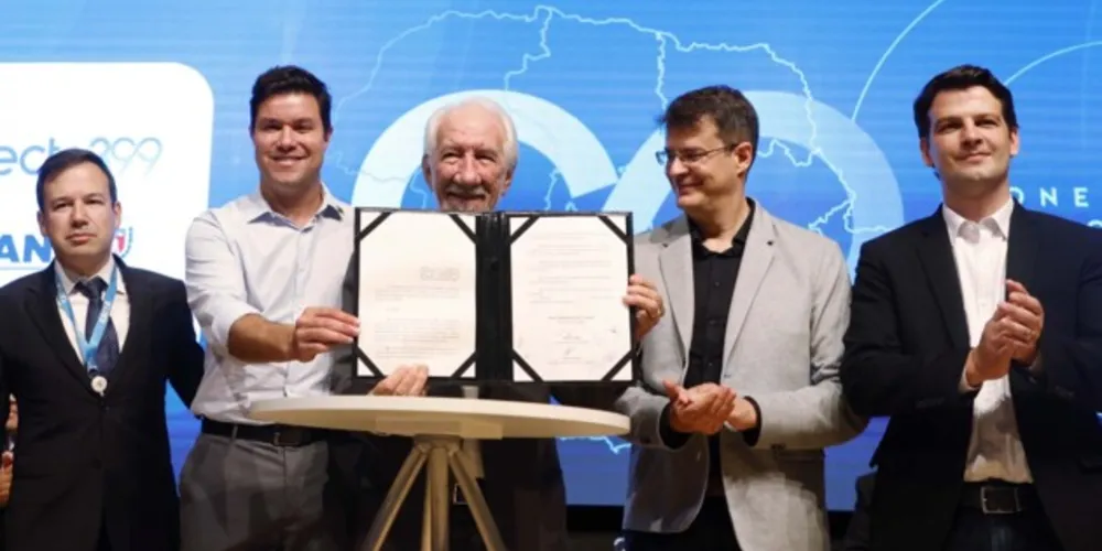 A Associação de Municípios do Paraná, que representa todos os municípios do Estado, conta mais de 300 municípios com até 10 mil habitantes, segundo Santos, que deverão ser os mais beneficiados pelo Conecta399.

“O Paraná tem essa peculiaridade de ser composto de pequenas cidades, que muitas vezes não têm uma equipe devidamente treinada. Elas precisam dessas ferramentas para capacitar as suas pequenas e valiosas equipes, visto que é lá, nos municípios, que as coisas realmente acontecem”, diz ele.

PRESENÇAS - Também participaram da solenidade o secretário de Estado das Cidades, Eduardo Pimentel; o secretário-substituto da Secretaria de Representação do TCU no Estado do Paraná, Luciano Cassio de Souza; o superintendente regional da Controladoria-Geral da União no Estado do Paraná (CGU), Ricardo Jhum Fukaya; o diretor de Apoio à Gestão Educacional do Ministério da Educação, Alexsander Moreira; a subprocuradora-geral de Justiça para Assuntos de Planejamento Institucional do Paraná, Samia Saad Gallotti Bonavides; o subprocurador-geral do Paraná, Adnilton José Caetano; o secretário interino do Trabalho Emprego e Renda, Kevin Luan Bossa; o coordenador da Gerência de Governo de Curitiba da Caixa Econômica Federal, Fabio Dantas Cassali; o presidente do Tecpar, Celso Kloss; o presidente do Ipardes, Jorge Callado; o deputado estadual Anibelli Neto, e o prefeito de Barbosa Ferraz e presidente do Consórcio Intermunicipal para o Desenvolvimento dos Municípios da Região de Campo Mourão (Condescom), Edenilson Aparecido Miliossi