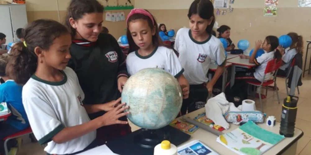 Orientações no globo permitiram que alunos fixassem ainda mais os conteúdos