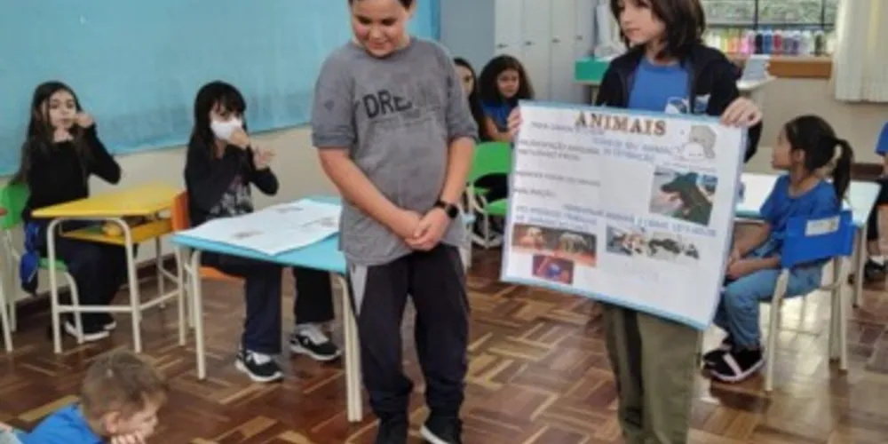 Os alunos confeccionaram textos e cartazes sobre o assunto e apresentaram para as demais turmas da escola