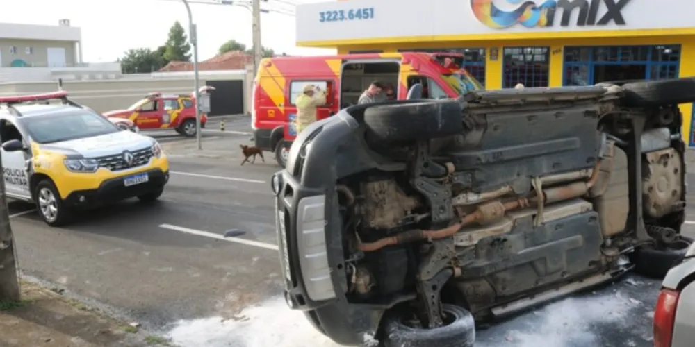 Uma colisão envolvendo três veículos na região do bairro Orfãs terminou com um dos carros tombados no meio da via