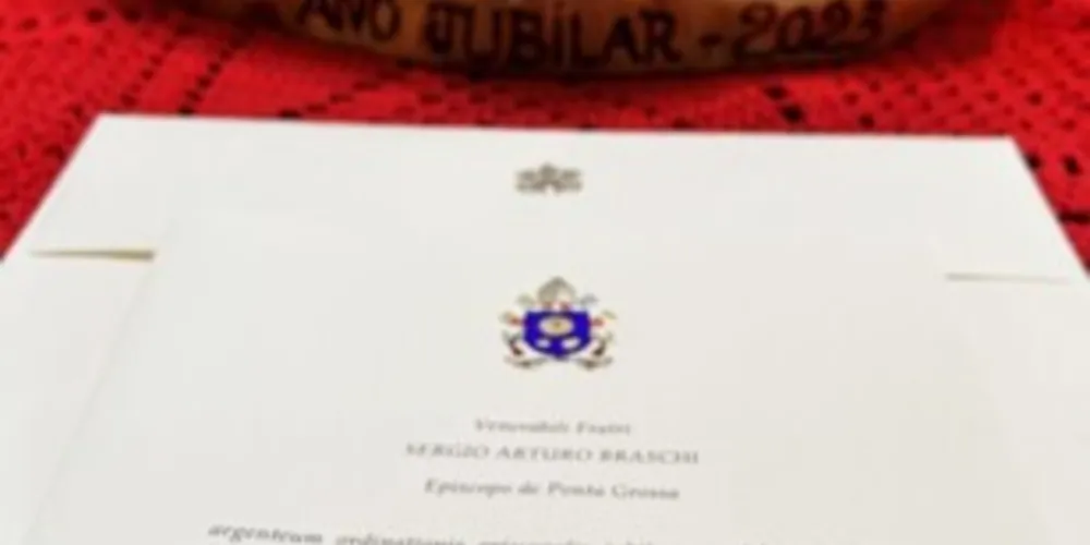 Documento redigido em latim e em papel timbrado com o brasão do pontificado do Papa Francisco, felicita o bispo pela sua exímia dedicação pastoral