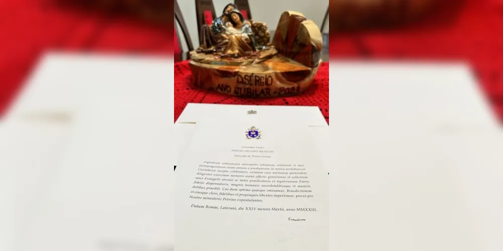 Documento redigido em latim e em papel timbrado com o brasão do pontificado do Papa Francisco, felicita o bispo pela sua exímia dedicação pastoral