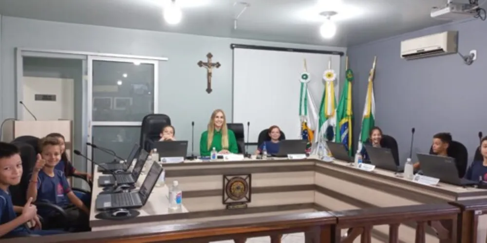 Durante a visita os alunos foram acompanhados pela vereadora Caroline Dalazoana, que apresentou os vários setores da Câmara