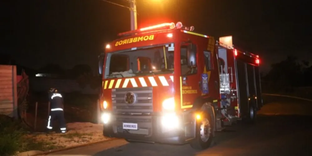 Bombeiros foram acionados para controlar as chamas na residência