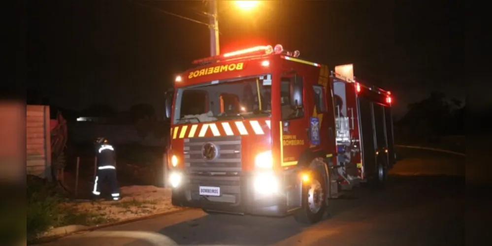 Bombeiros foram acionados para controlar as chamas na residência