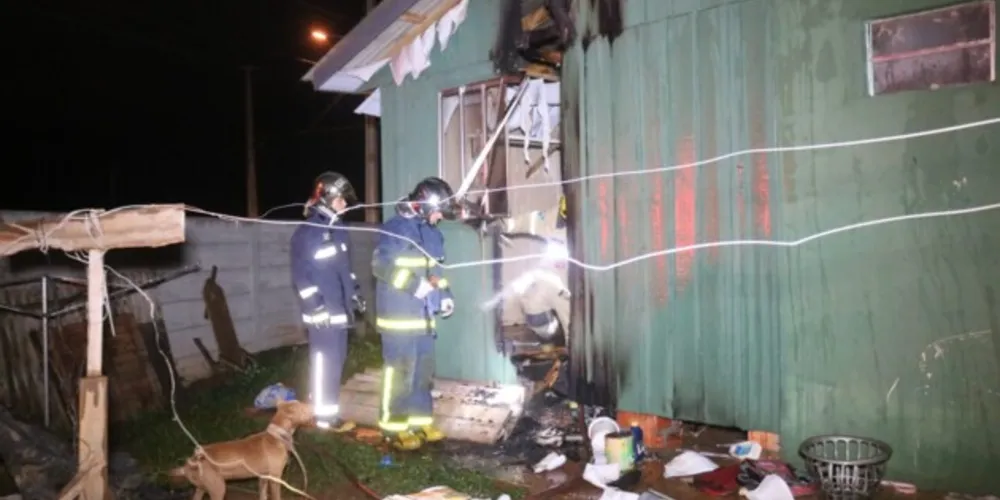 Com a ação rápida dos bombeiros, casa ficou parcialmente destruída, evitando que fosse consumida pelas chamas