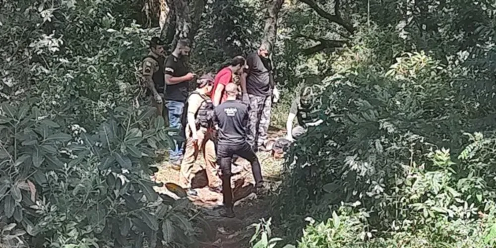 Equipes da Polícia Militar foram acionadas até o local, assim como agentes da Criminalística e do Instituto Médico Legal (IML)
