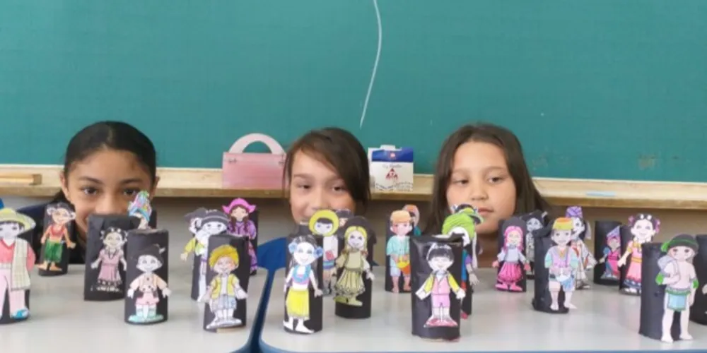 A confecção de fantoches fez parte das atividades que visaram aumentar o conhecimento dos alunos sobre a formação cultural de Ponta Grossa