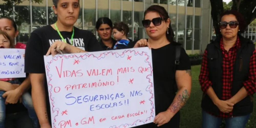 Manifestantes estiveram na sede da Prefeitura e Câmara de Vereadores