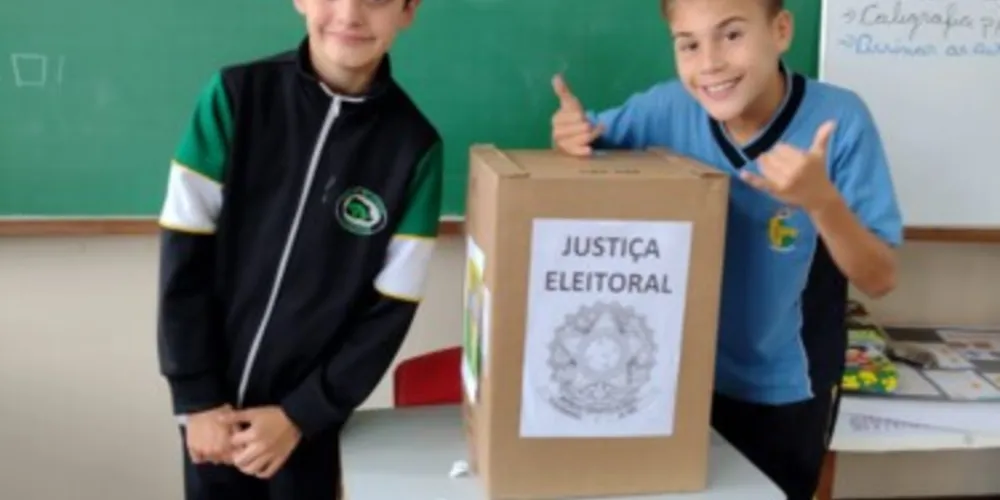 Os alunos realizaram  todos os elementos de eleições reais, como cabine de votação, mesários e candidatos e eleitores