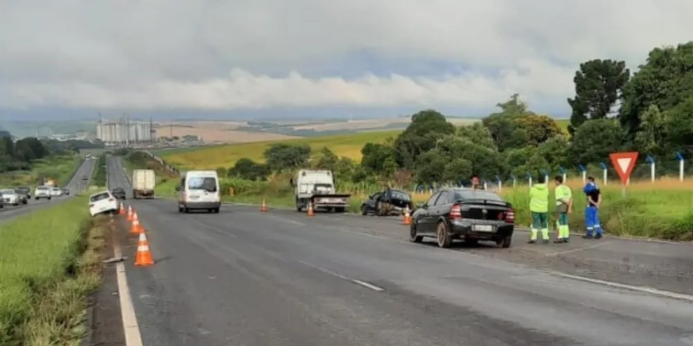 Acidente foi no sentido Ponta Grossa da rodovia