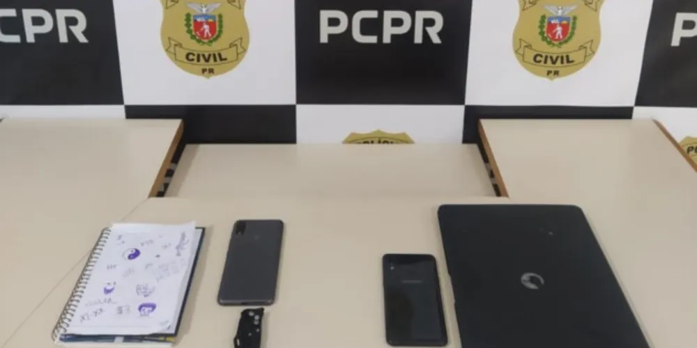 Foram apreendidos um caderno de anotações, um canivete, dois celulares e um notebook