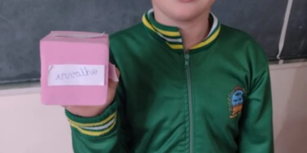 A atividade envolveu a elaboração de frases e um jogo que visou fixar o conhecimento