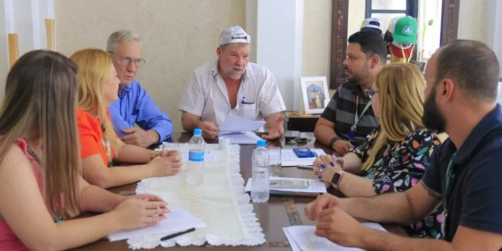 Prefeito de Tibagi, Artur Butina (PSC), participou de reunião com representantes para debater a oferta de novos cursos na cidade