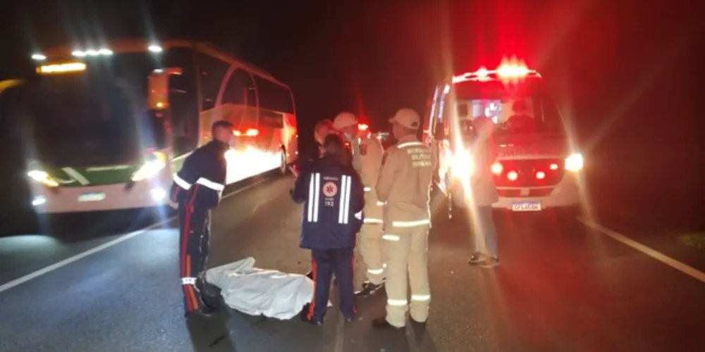 Equipes do Corpo de Bombeiros (Siate) e do Samu estiveram no local, onde foi constatada a morte do rapaz