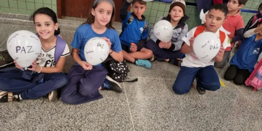 Os trabalhos dos alunos foram expostos no mural da escola com a intenção de conscientizar a comunidade sobre a importância do tema