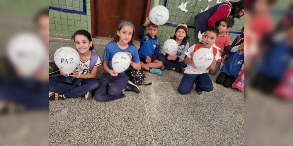 Os trabalhos dos alunos foram expostos no mural da escola com a intenção de conscientizar a comunidade sobre a importância do tema