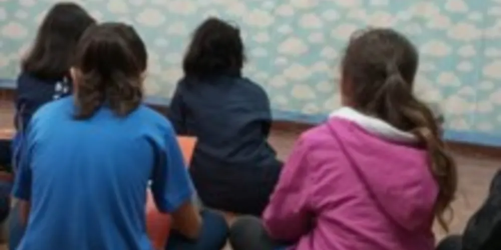 A atividade envolveu a exibição de vídeos informativos sobre a dengue e a confecção de cartazes sobre a prevenção da doença