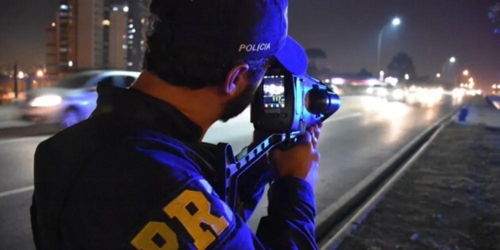 Feriado: PRF multa mais de 8 mil carros por excesso de velocidade