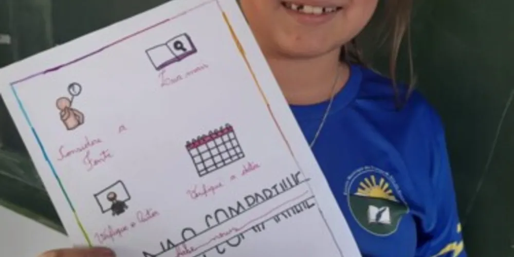 As atividades envolveram uma pesquisa sobre o termo fake news, a elaboração de um folder sobre a importância do não compartilhamento de notícias falsas e a realização de um vídeo de conscientização