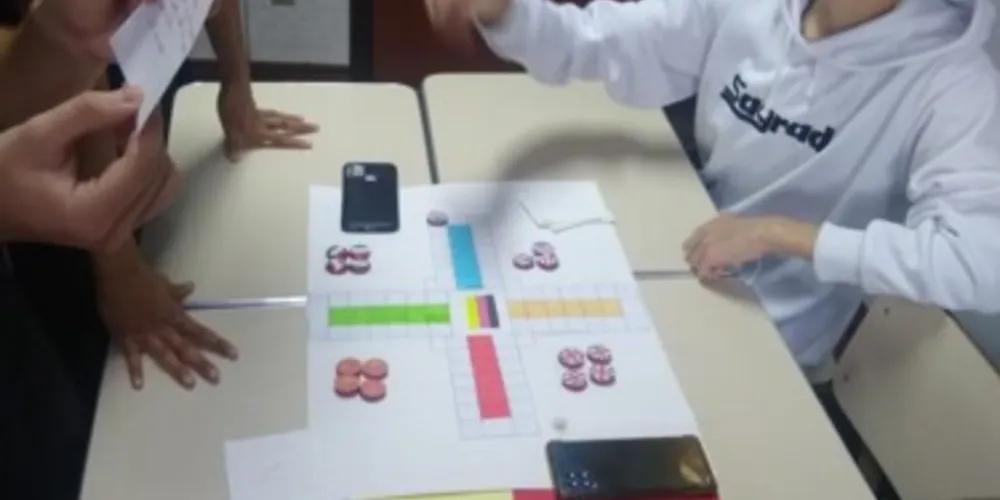 Atividades desafiaram os alunos a criar jogos de tabuleiro com foco na seleção de pessoas para vagas de emprego